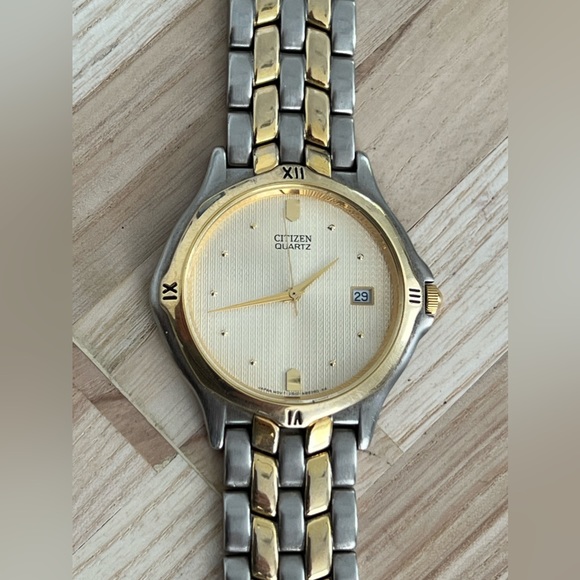 Citizen Quartz Men’s Watch Two Tone Bracelet Light Gold Tone Dial Date Window - Picture 4 of 14